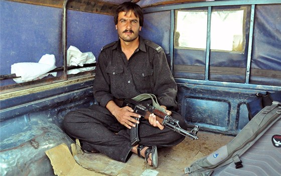 Kvéta, Balúistán. lenem naeho doprovodu je i samopalem ozbrojený policista.