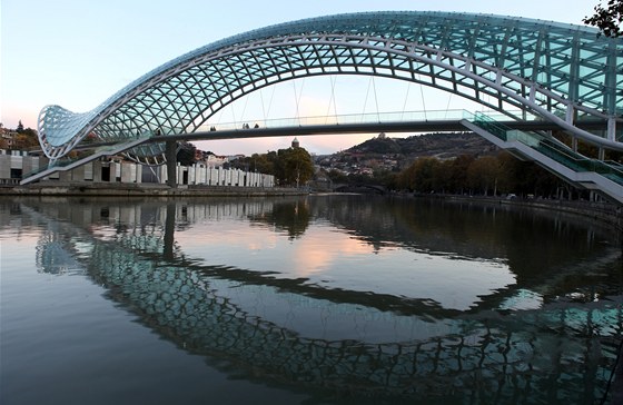 Nádherný most v Tbilisi patí k nejvtím architektonickým klenotm msta.