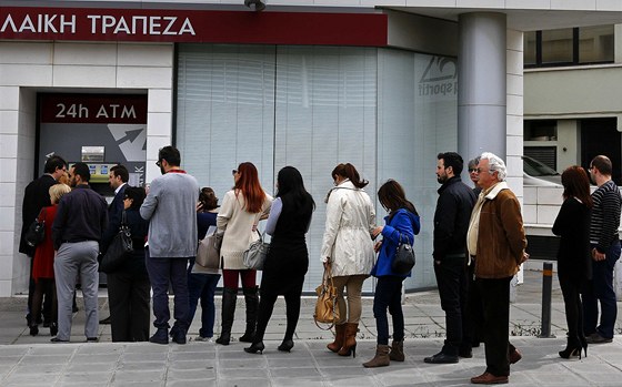 Obyvatelé kyperské Nikósie stojí frontu ped bankomatem poboky Laiki Bank (21.