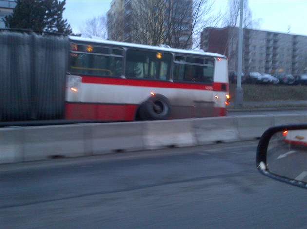 Středeční nehoda autobusu v Modřanech.