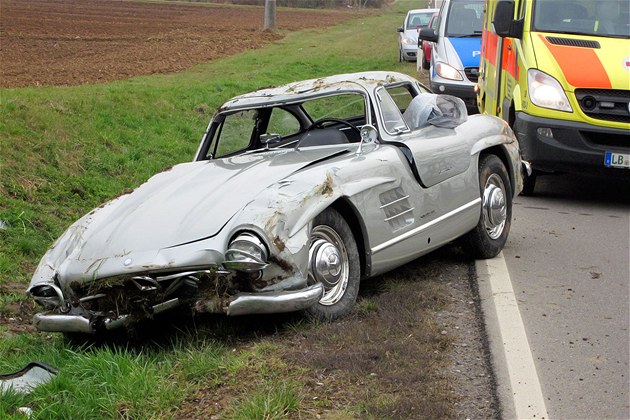 Mercedes 300 SL po nehod�
