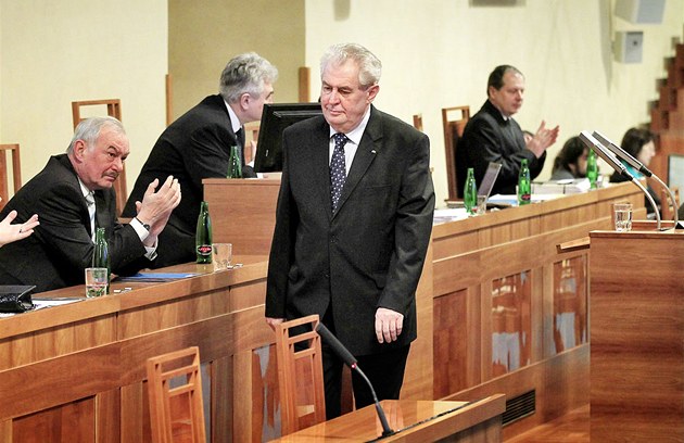 Kandidáti prezidenta Milo�e Zemana na ústavní soudce dostali podporu v senátních výborech a mají blízko ke zvolení. Podpo�it je za týden z�ejm� dorazí i Zeman osobn�. Bude to ji� jeho druhá cesta do Senátu.