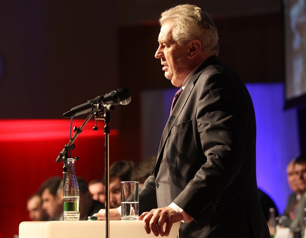 Prezident Milo� Zeman �p�ikryl� svého hradního kanclé�e Vratislava Myná�e. Spoluautorem amnestie prý je bývalý Klaus�v hradní právník Pavel Hasenkopf.