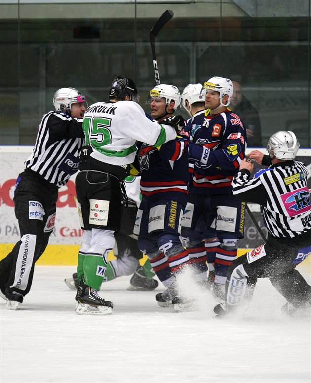 Poty�ka v bará�ovém utkání o extraligu mezi Chomutovem a Mladou Boleslaví.