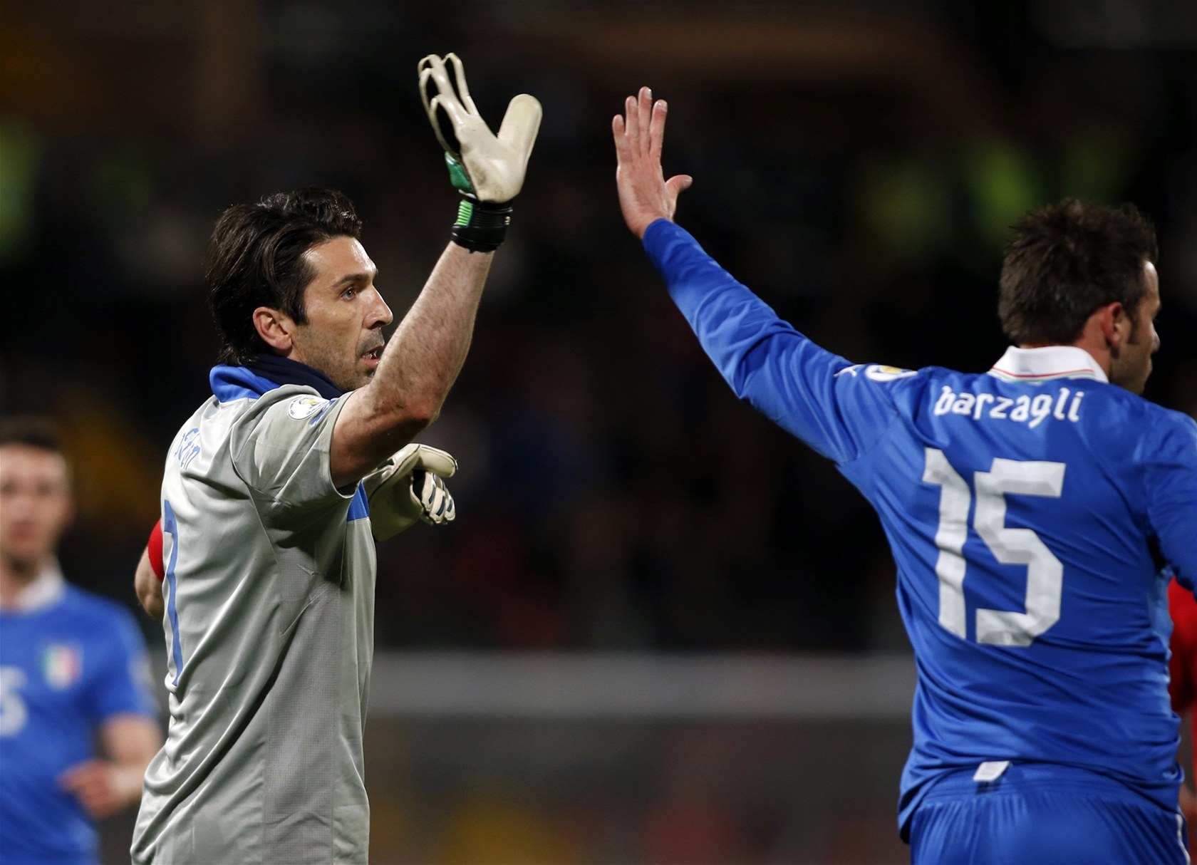 Sázka�i v��í Ital�m, na snímku branká� Gianluigi Buffon (vlevo) a stoper Andrea Barzagli.