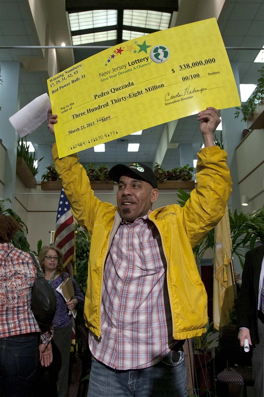 Výherce americké loterie Pedro Quezada dr�í �ek na 338 milion� dolar�.