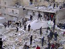 Obyvatelé Aleppa prohledávají místo náletu vládních letadel (25. bezna 2013)