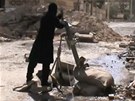 Syrský povstalec nabíjí minomet na pedmstí Damaku (25. bezna 2013)