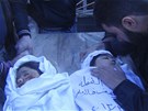 Poheb syrských dtí, které podle opozice zahynuly pi náletu vládních letadel