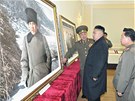 Severokorejský vdce Kim ong-un obdivuje portrét svého dda Kim Ir-sena (25....
