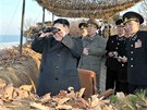 Severokorejský vdce Kim ong-un na inspekci ozbrojených sloek (25. bezna...