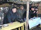 Severokorejský vdce Kim ong-un na inspekci ozbrojených sloek (25. bezna...