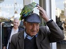Kyperský staík se svým papoukem ped pobokou Bank of Cyprus (28. bezna 2013)
