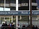 Fronty ped pobokou Bank of Cyprus (28. bezna 2013)