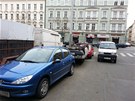 Pevrácené auto v Bozdchov ulici na Andlu.