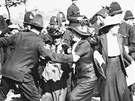 Policie brání Emmeline, Christabel a Sylvii Pankhurstovým (zleva) pedat petici