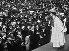 Jako elma. Emmeline Pankhurstová ení k davu mu na Trafalgar Square.