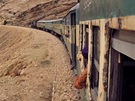 Cesta vlakem z Kvéty do Karáí. Ná vlak se kroutí podél táhlého kopce.