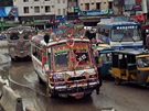 Karáí. Autobusy jsou v Pákistánu pestré a bohat vyperkované.