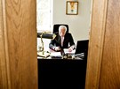 Bývalý prezident Václav Klaus za stolem v kancelái v institutu, který nese