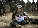 Americký zdravotník Richard Barnett drí irácké dít ve stední ásti zem....