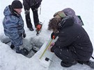 eský vdec Gunther Kletetschka (vpravo) s pomocníky zkoumá led na zamrzlém...