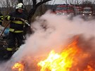 Poár skládky u Skivan na Hradecku zpsobil bezdomovec. (25. 3. 2013)