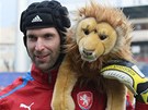 TALISMAN PRO TSTÍ Petr ech pózuje s plyovým lvem, kterého fotbaloví