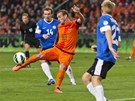 Nizozemský záloník Wesley Sneijder napahuje ke stele v kvalifikaním utkání