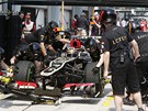 Lotus Kimiho Räikkönena v péi mechanik bhem tréninku na Velkou cenu Malajsie