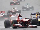 Fernando Alonso a pokozené pední pítlané kídlo jeho Ferrari pi Velké cen