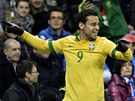 Brazilský reprezentant Fred slaví gól proti Itálii.