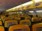 Interiér stroje Boeing 737-700 spolenosti Ryanair: reklama kam oko padne... 