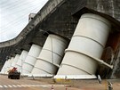 Itaipu, nejvtí vodní elektrárny svta. Pod kadou rourou se skrývá gigantická...
