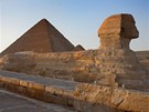 Velká sfinga v Gíze, v pozadí Rachefova pyramida. Snímek ruského fotografa...