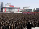 Severokorejci se seli na námstí Kim Ir-sena v Pchjongjangu, aby podpoili
