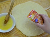 Povrch plátu potřete vlažným medovým máslem a lehce posypte skořicovým cukrem,...