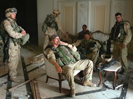 Vojáci USA v jednom z poniených palác Saddáma Husajna v Bagdádu (7. dubna...