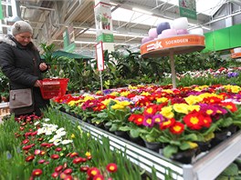 Na zákazníky v novém obchodě díky sortimentu květin dýchlo i jaro. 