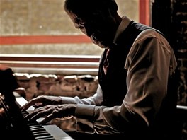 Herec Hugh Laurie rozvj paraleln kariru jako pianista a zpvk.