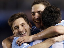 Argentinsk fotbalista Lionel Messi (vlevo) se raduje spolen s autorem dvou