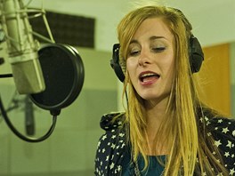 Finalista SuperStar Sabina Křováková v nahrávacím studiu. 
