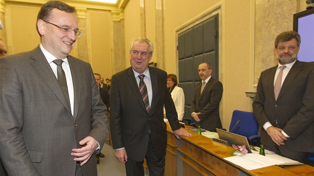 Milo� Zeman na zased�n� vl�dy. Vlevo premi�r Petr Ne�as, vpravo ministr vnitra Jan Kubice (20. b�ezna 2013)