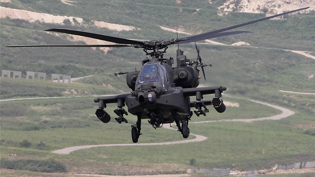Společné cvičení jihokorejské a americké armády nedaleko demilitarizované zóny na hranicích s KLDR. Na snímku americký vrtulník AH-64 Apache (26. března 2013)
