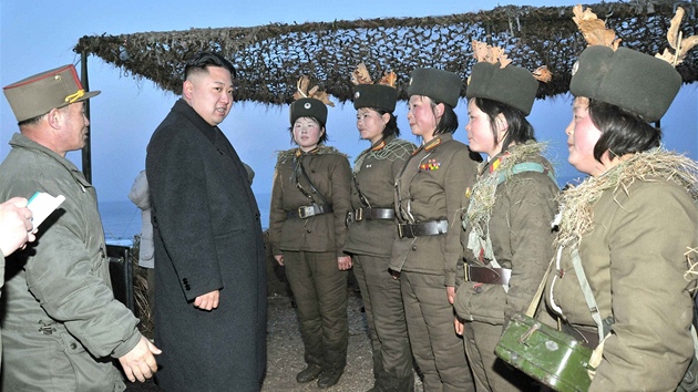 Severokorejsk vdce Kim ong-un na inspekci ozbrojench sloek (25. bezna 2013)