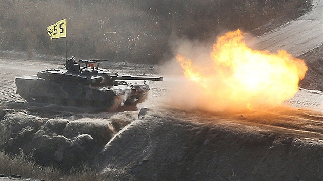 Spolen cvien jihokorejsk a americk armdy nedaleko demilitarizovan zny na hranicch s KLDR. (26. bezna 2013)