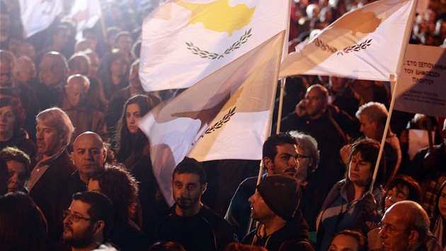 Demonstrace ped sdlem kyperskho prezidenta v Niksii (27. bezna 2013)