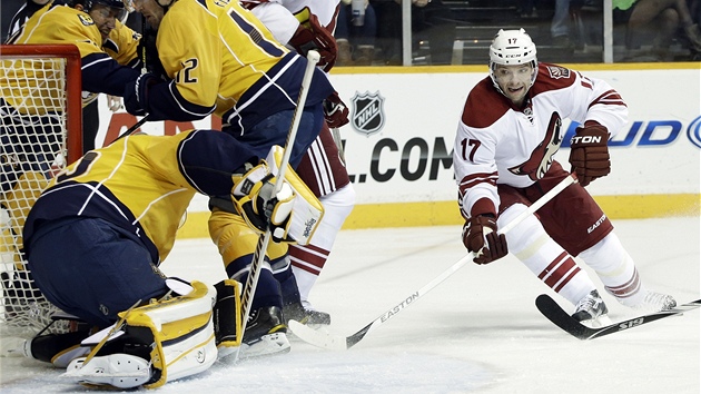 Radim Vrbata z Phoenixu dává svj první gól v utkání s Nashvillem.