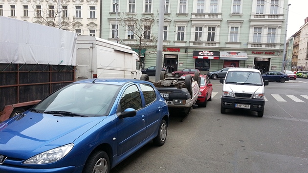 Pevrácené auto v Bozdchov ulici na Andlu.
