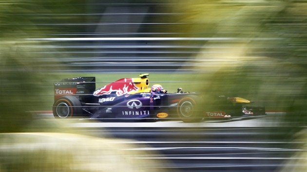 MEZI STROMY. Pilot stje Red Bull Mark Webber jede kvalifikaci na Velkou cenu Malajsie F1.